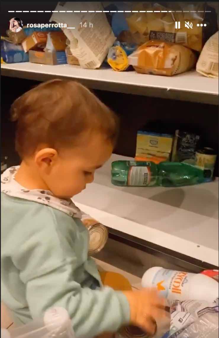 Domenico gioca in cucina