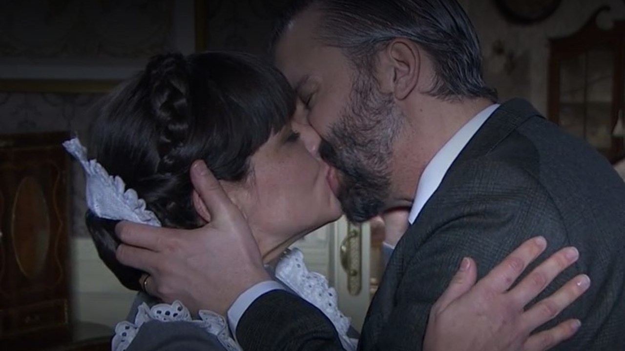 Felipe bacia Laura Una Vita