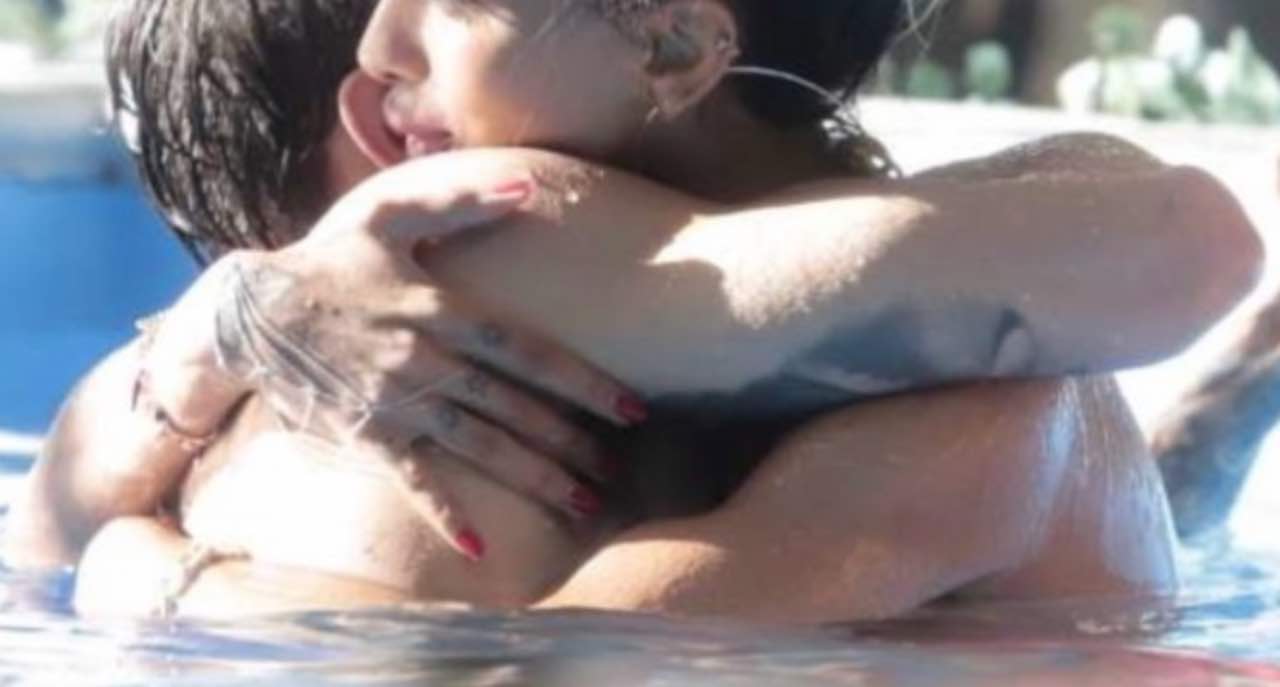 Bagno in piscina al GF Vip