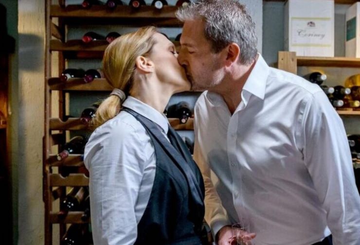 Rosalie e Christoph si baciano