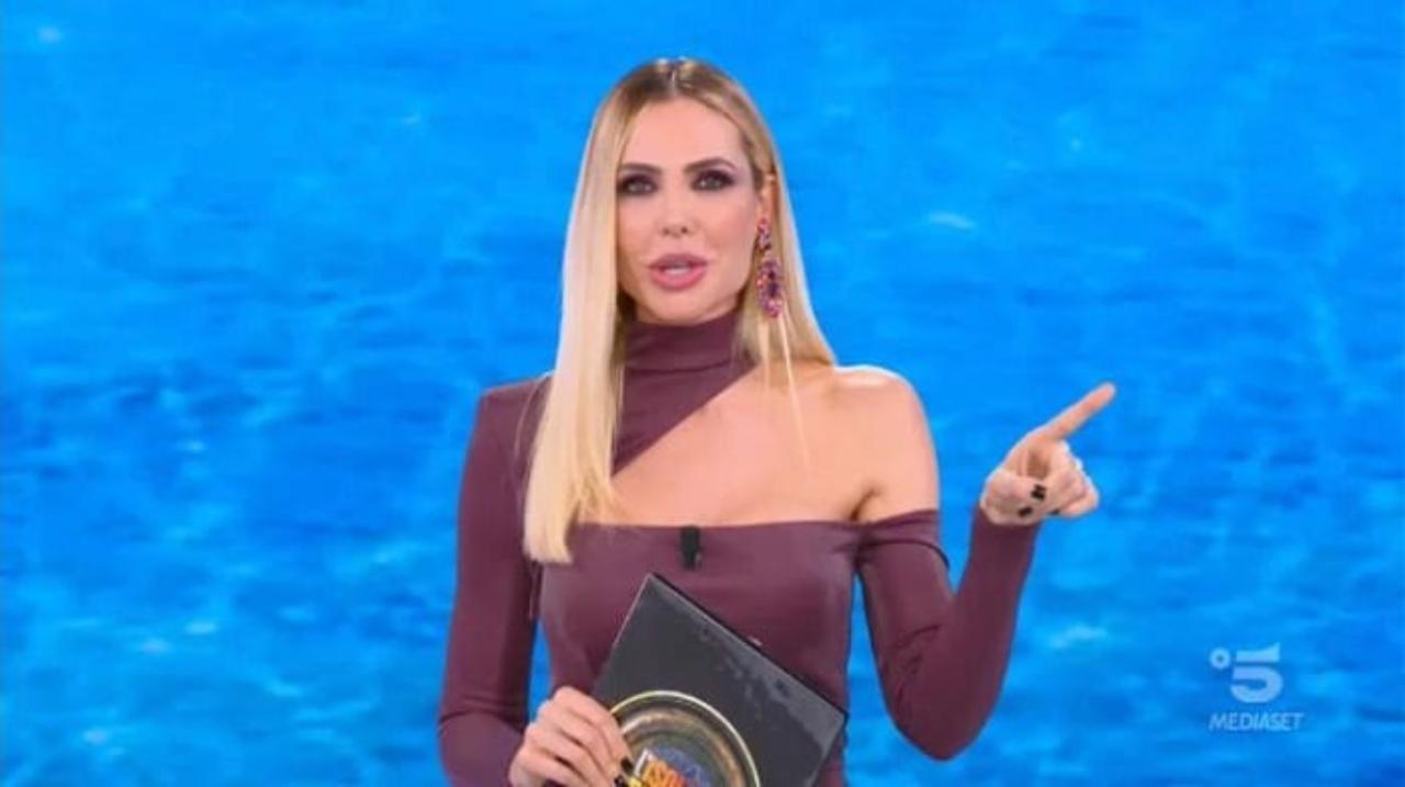 Ilary Blasi, Isola dei Famosi (Screenshot puntata)