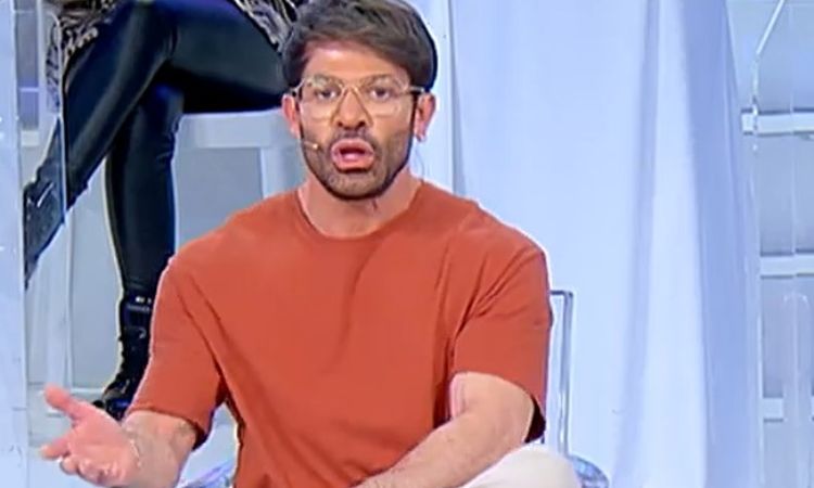 Gianni Sperti seduto