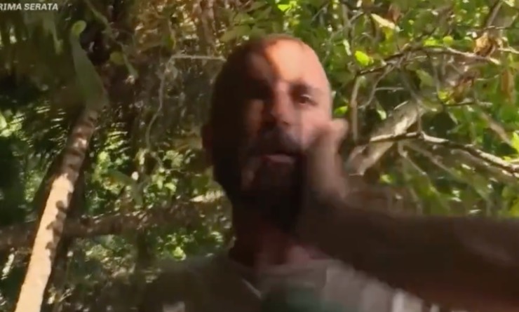 Mani in faccia a Nicolas Vaporidis (Isola dei Famosi)