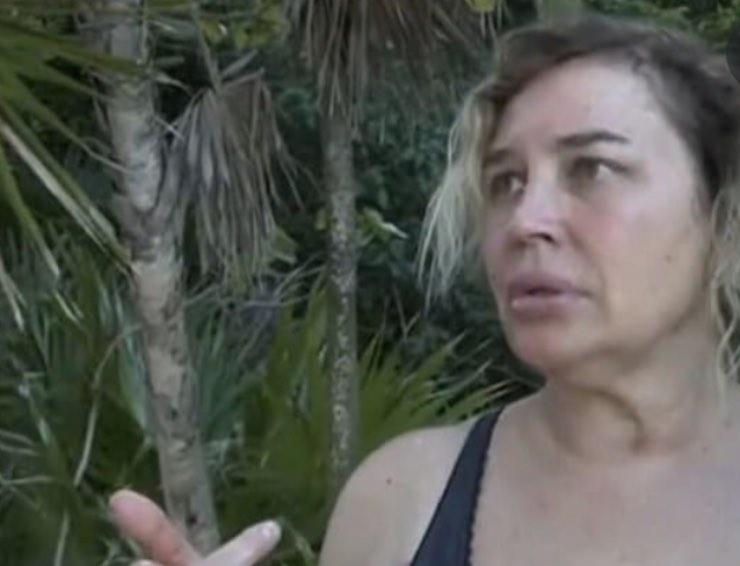Lory-Del-Santo-cerca-di-giustificarsi-Isola.mediaset.it_-2