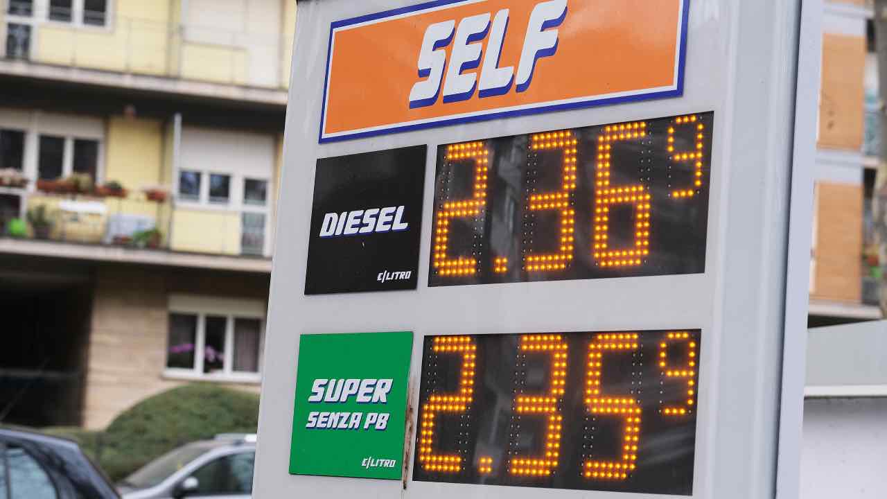 Rincari bollette e benzina