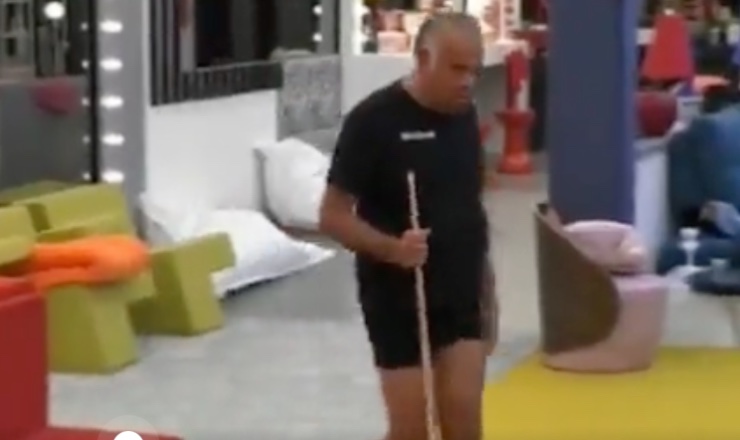 Charlie arrabbiato con il bastone