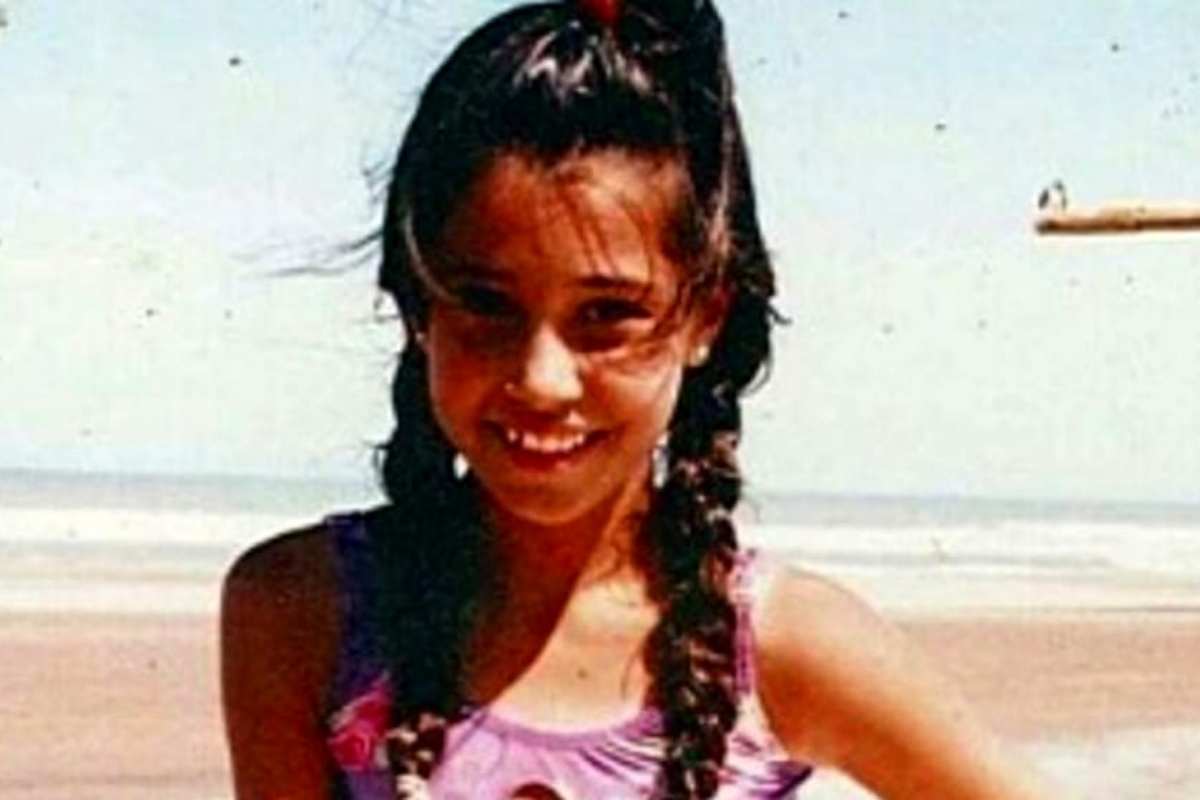 Una bambina famosa sulla spiaggia