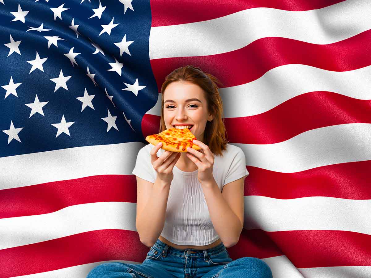 Bandiera americana e ragazza che mangia