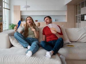 Persone accaldate sul divano