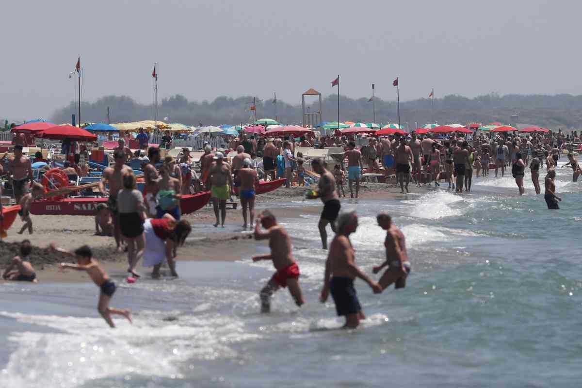 Folla di bagnanti su una spiaggia di Ostia