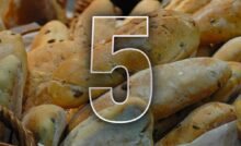 Pane raffermo e numero 5 in primo piano