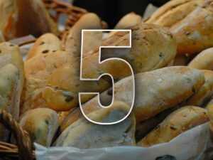 Pane raffermo e numero 5 in primo piano