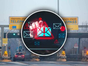 Cartelloni Telepass al casello in Autostrada