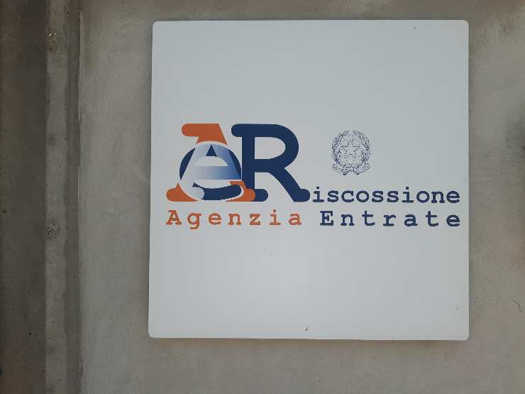 insegna dell'agenzia delle entrate