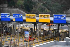 Cartelloni Telepass al casello in Autostrada