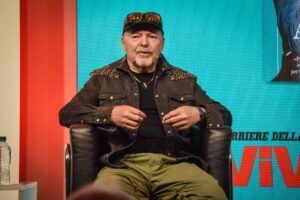 Vasco Rossi parla seduto in poltrona