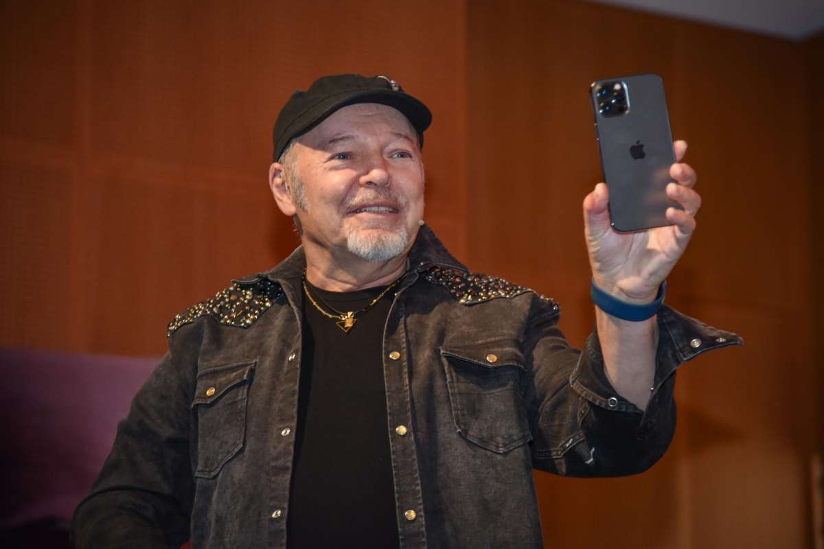 Vasco Rossi con uno smartphone in mano