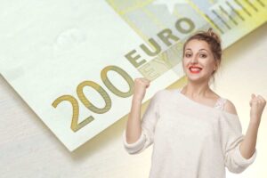 una banconota da 200 euro e una ragazza che esulta