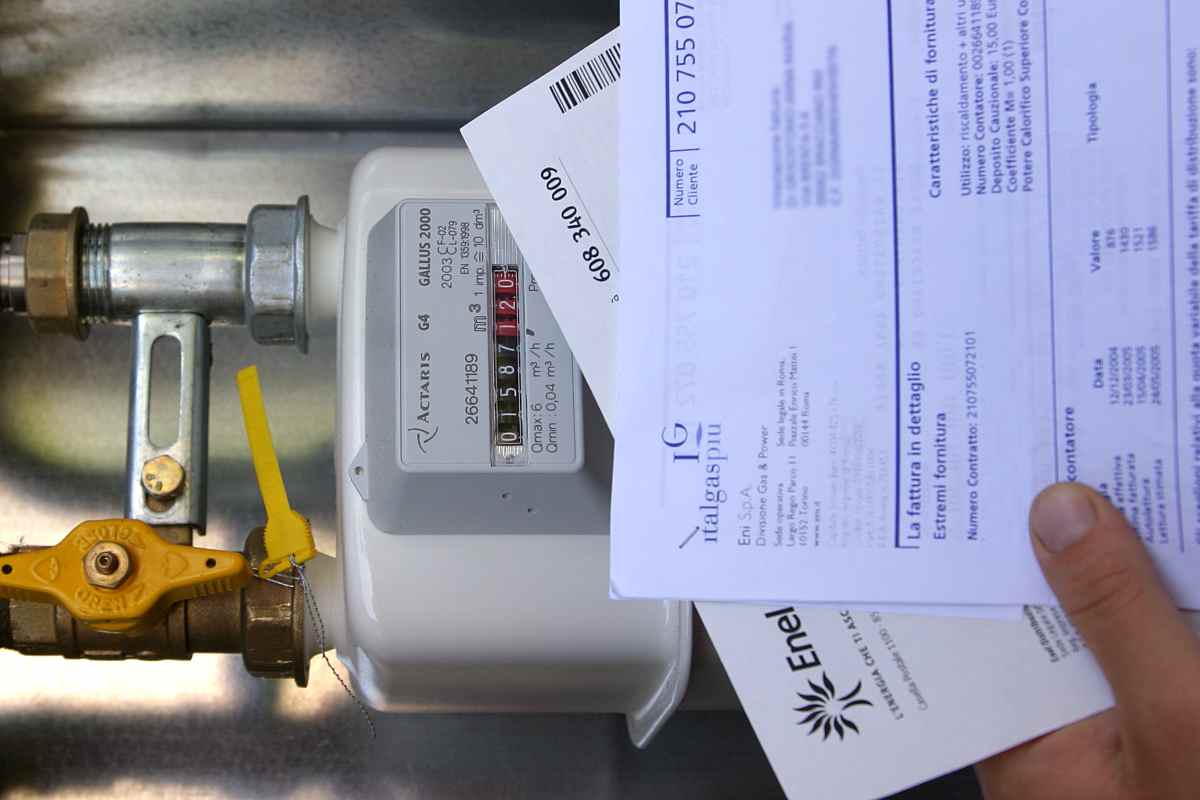 Bollette Enel e sullo sfondo un contatore