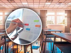 Calendario in primo piano, sullo sfondo banchi di scuola
