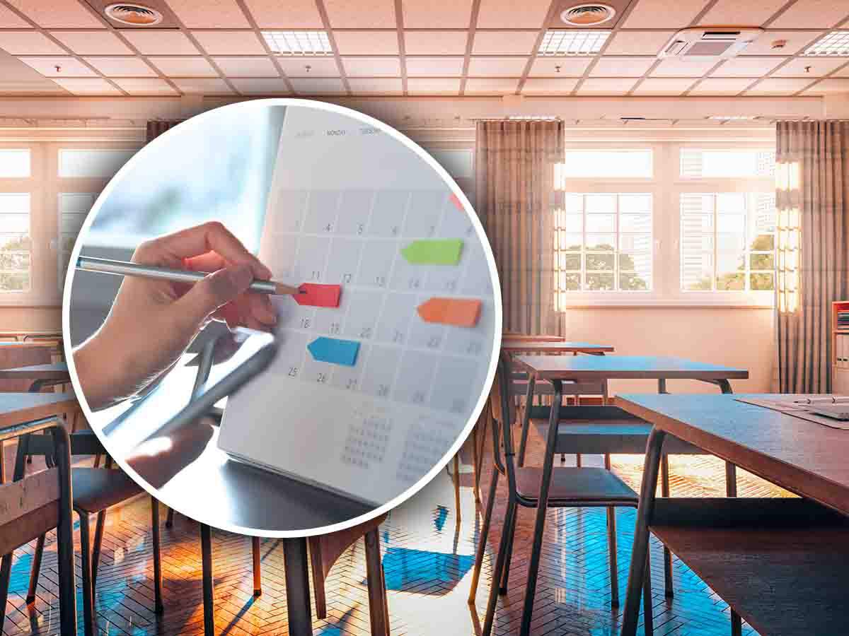 Calendario in primo piano, sullo sfondo banchi di scuola