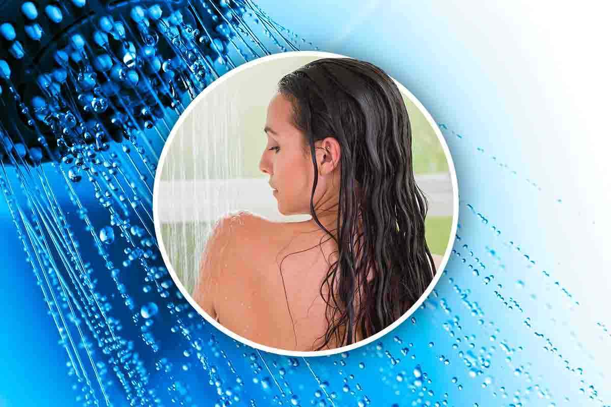 Donna sotto la doccia