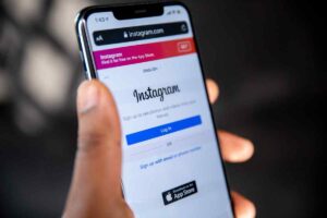 persona con telefono in mano aperto su Instagram