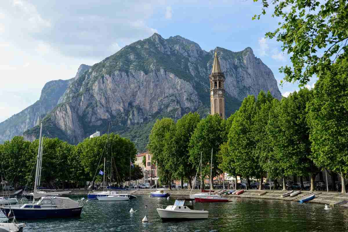 Vista della città di Lecco dal lago