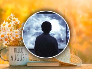 Bambino guarda uno schermo, sullo sfondo un vaso con fiori dove c'è scritto "Hello August"