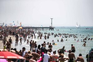 Spiaggia Ostia affollata dai bagnanti