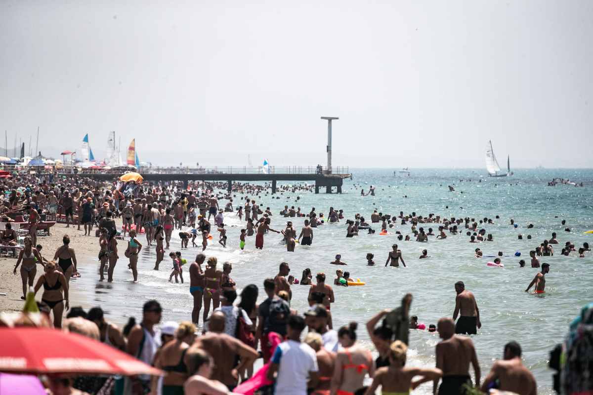 Spiaggia Ostia affollata dai bagnanti