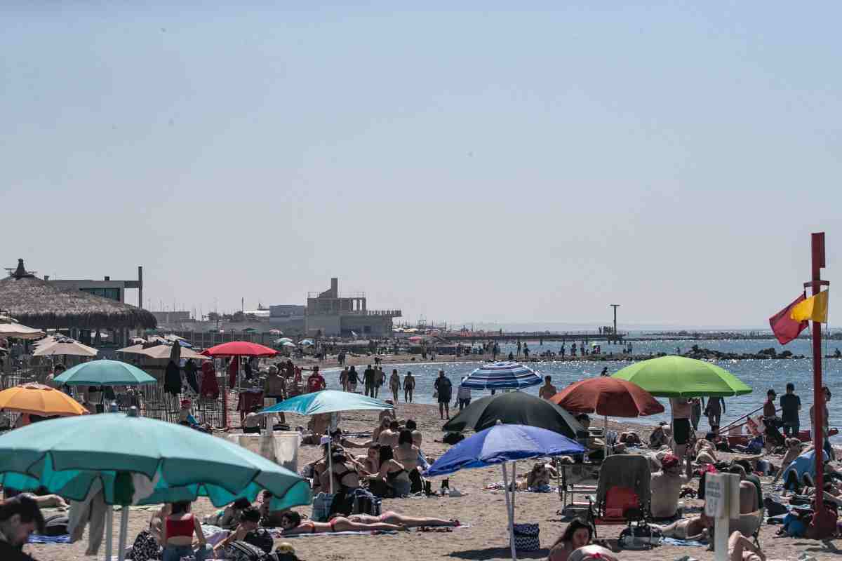 Spiaggia affollata del litorale laziale