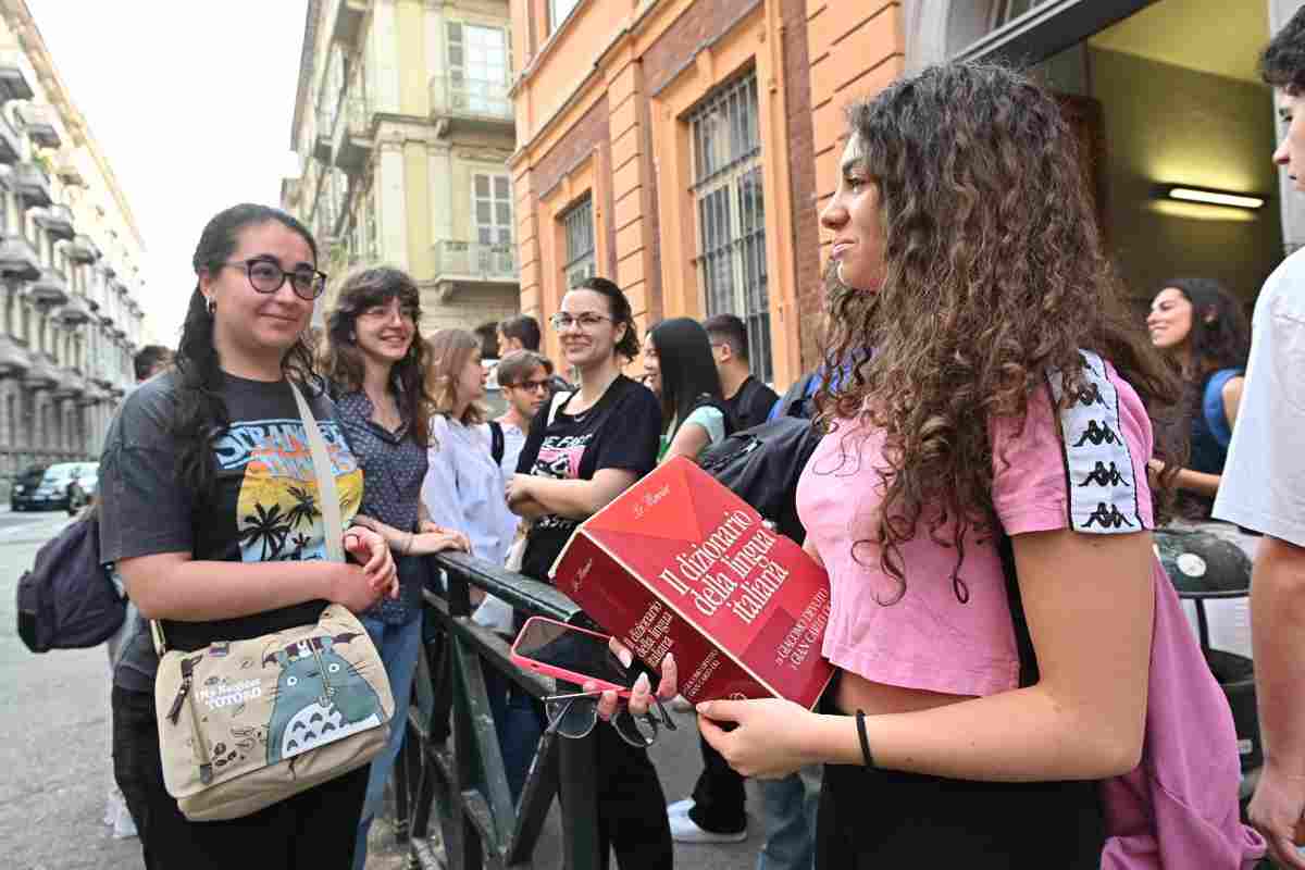 Studentesse che aspettano di entrare a scuola