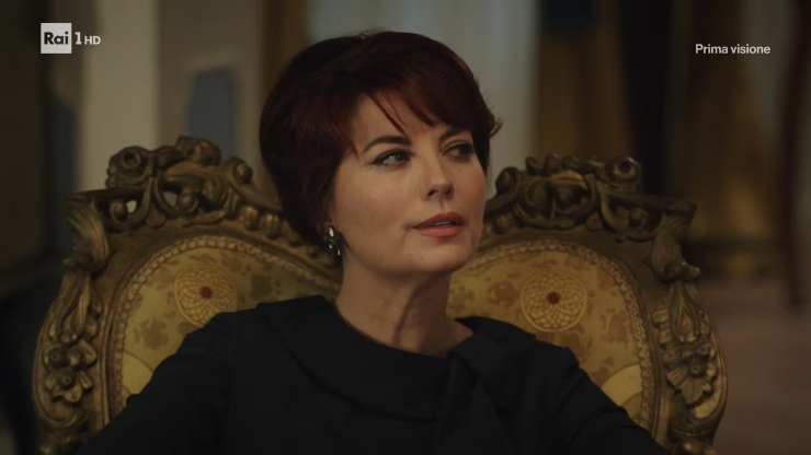 adelaide seduta sul divano