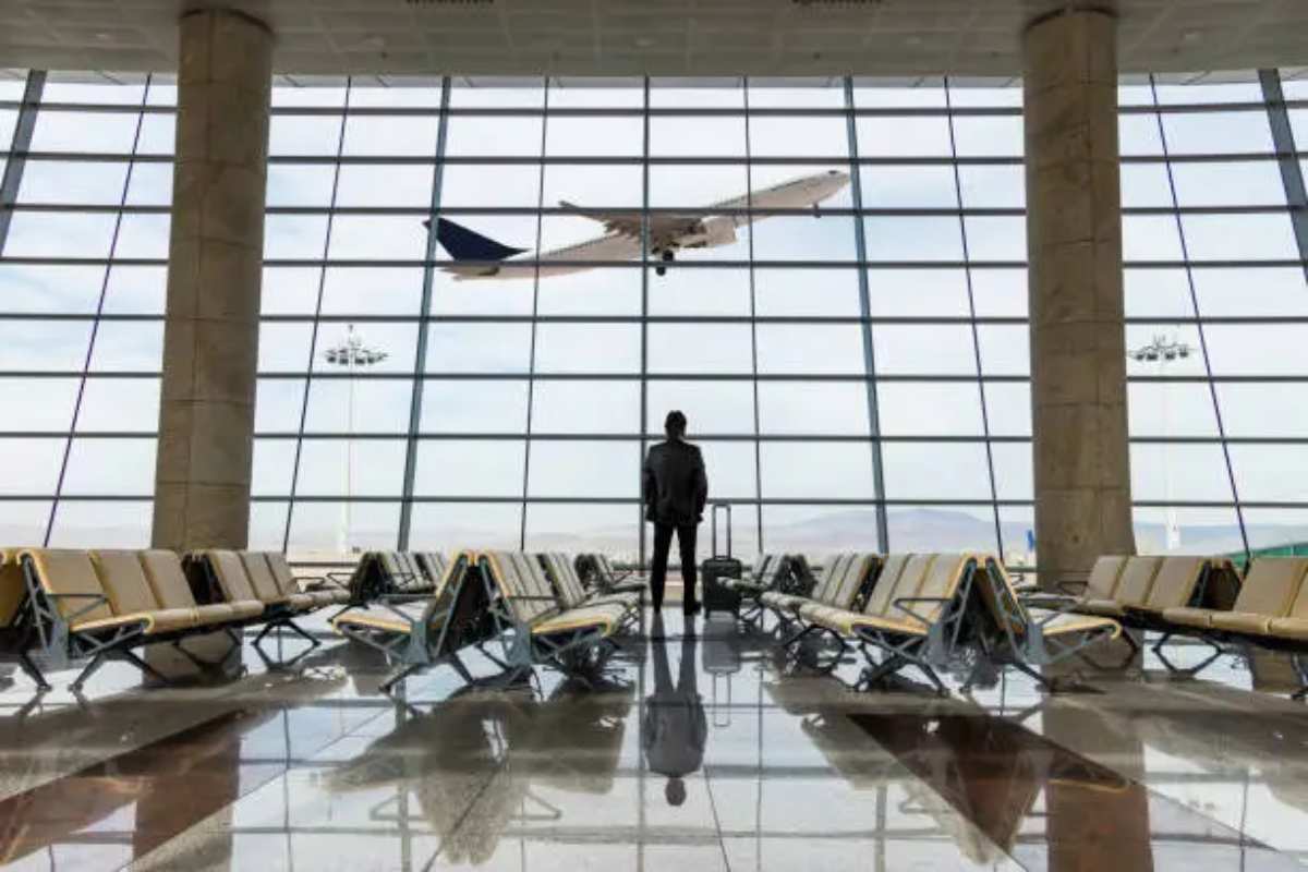 persona che attende in aeroporto