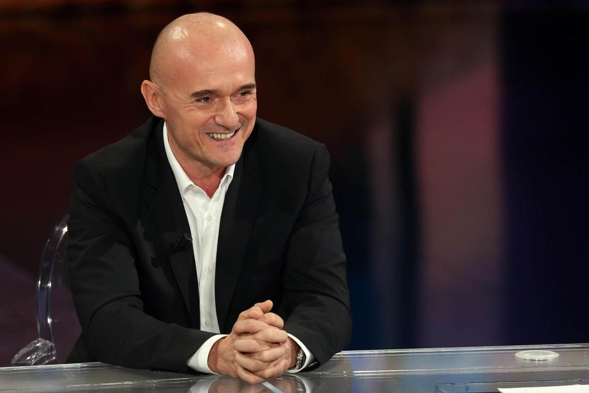 Alfonso Signorini risponde ad alcune domande seduto in uno studio televisivo