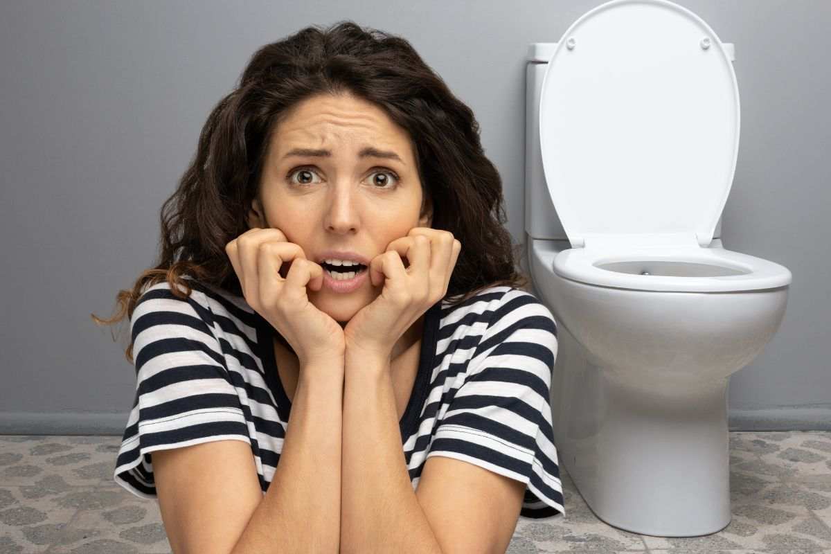 wc e ragazza spaventata