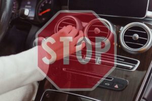 aria condizionata e cartello stop
