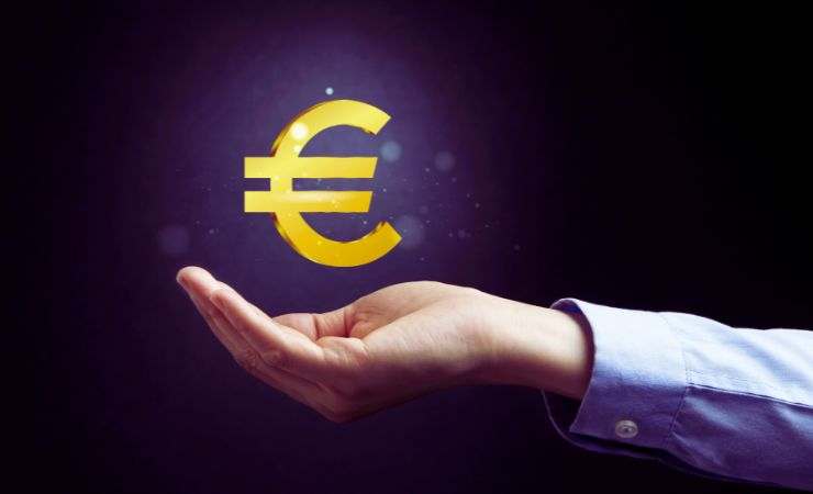 mano con logo euro sopra