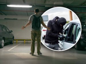 un ladro tenta di forzare la portiera di un'auto