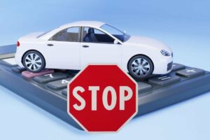 auto sopra la calcolatrice e il segnale di stop