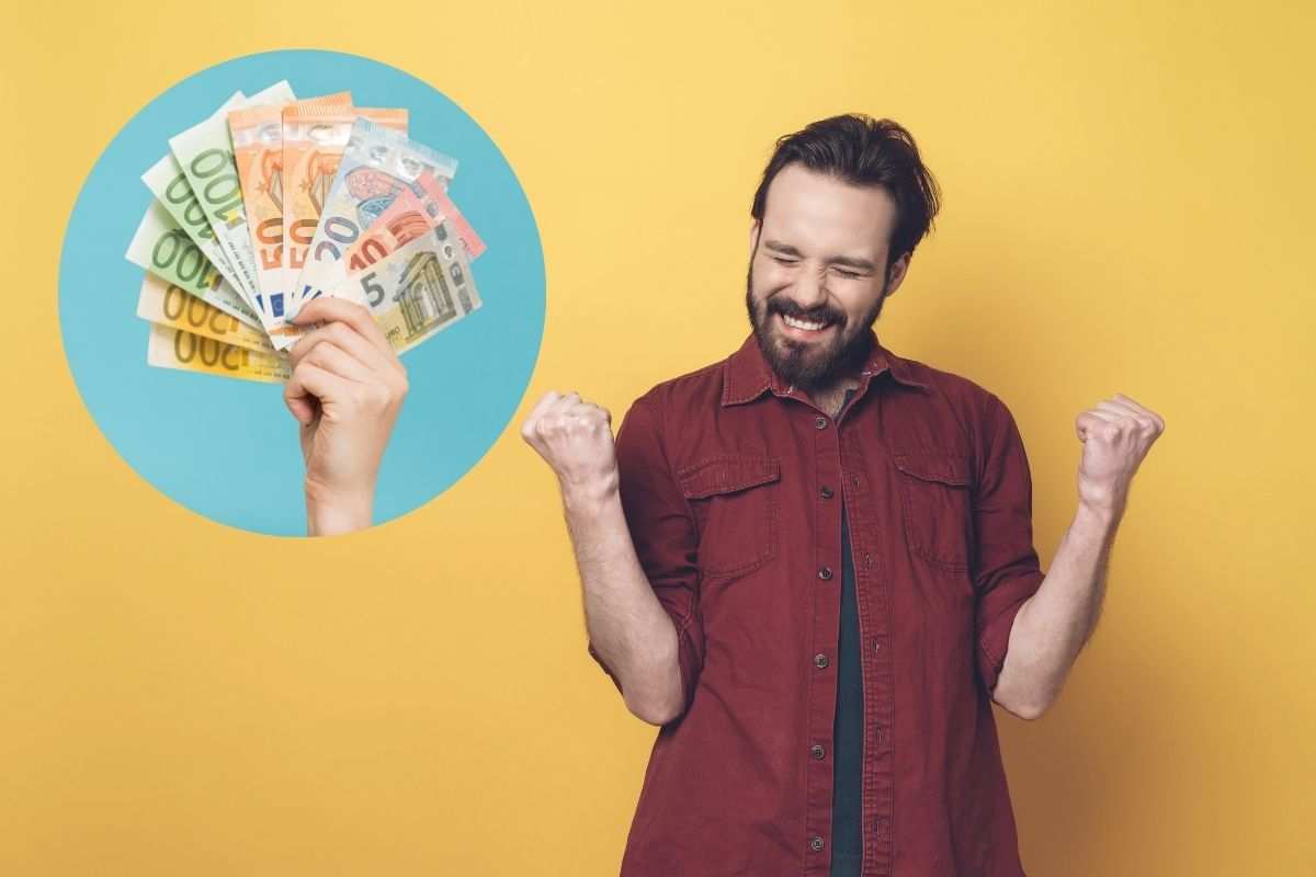 ragazzo felice e nel cerchietto soldi in euro