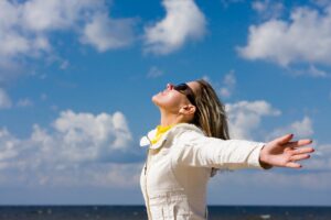 donna felice di fronte al mare