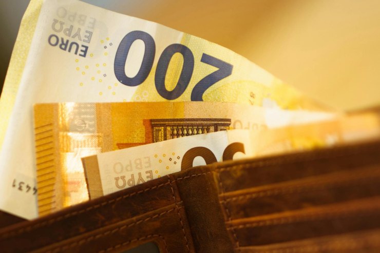 portafogli con banconote da 200 euro