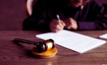 martelletto e giudice che firma