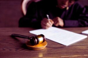 martelletto e giudice che firma