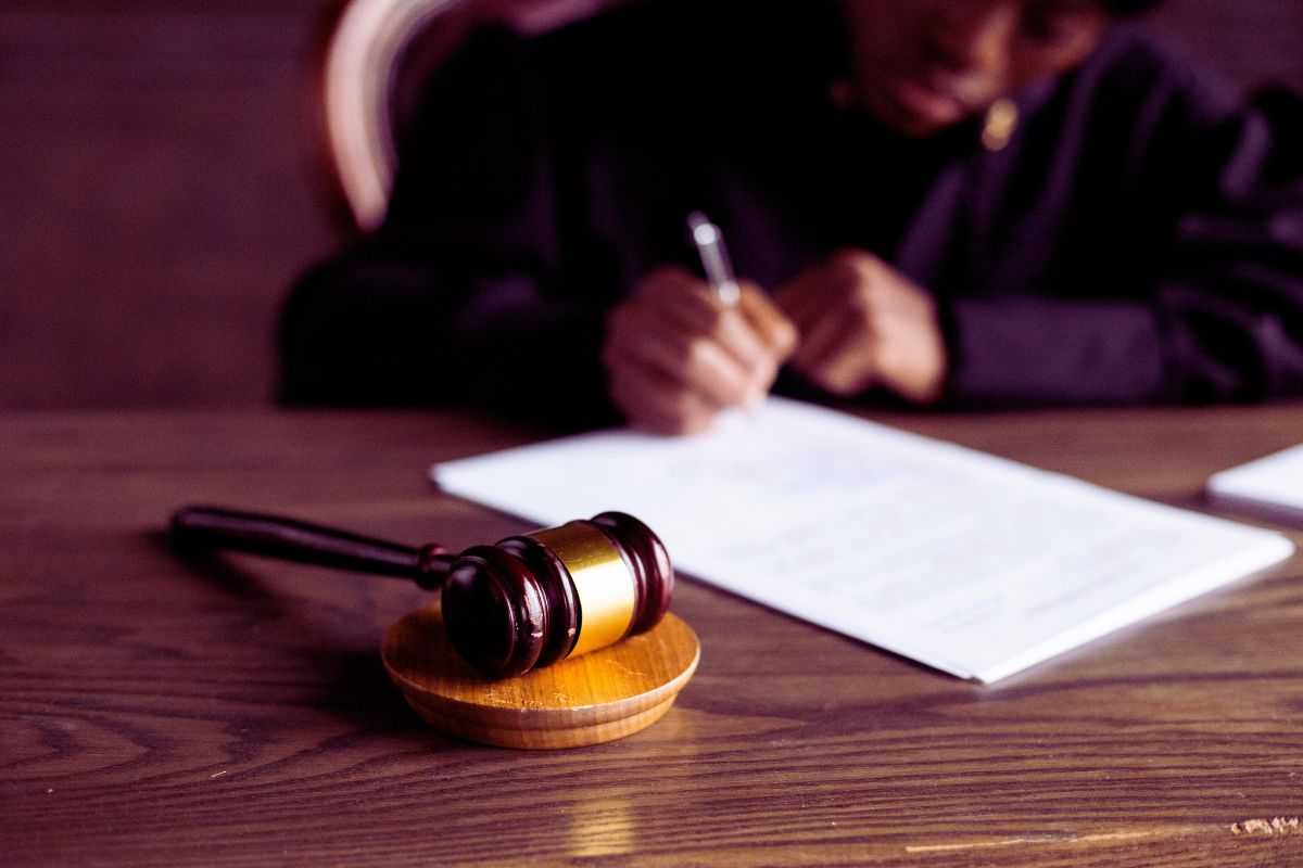 martelletto e giudice che firma