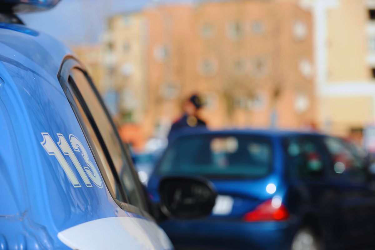 un'auto della polizia ne ferma un'altra