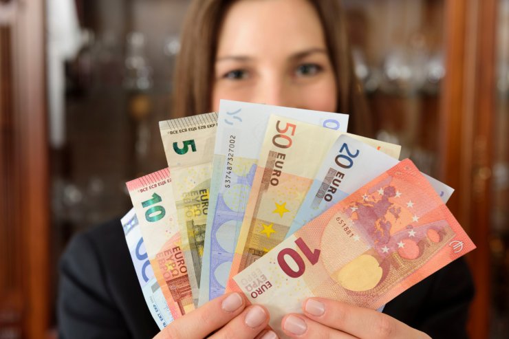 donna con banconote euro in mano