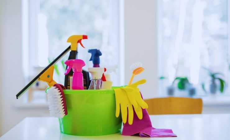 strumenti per la pulizia su un piano di lavoro